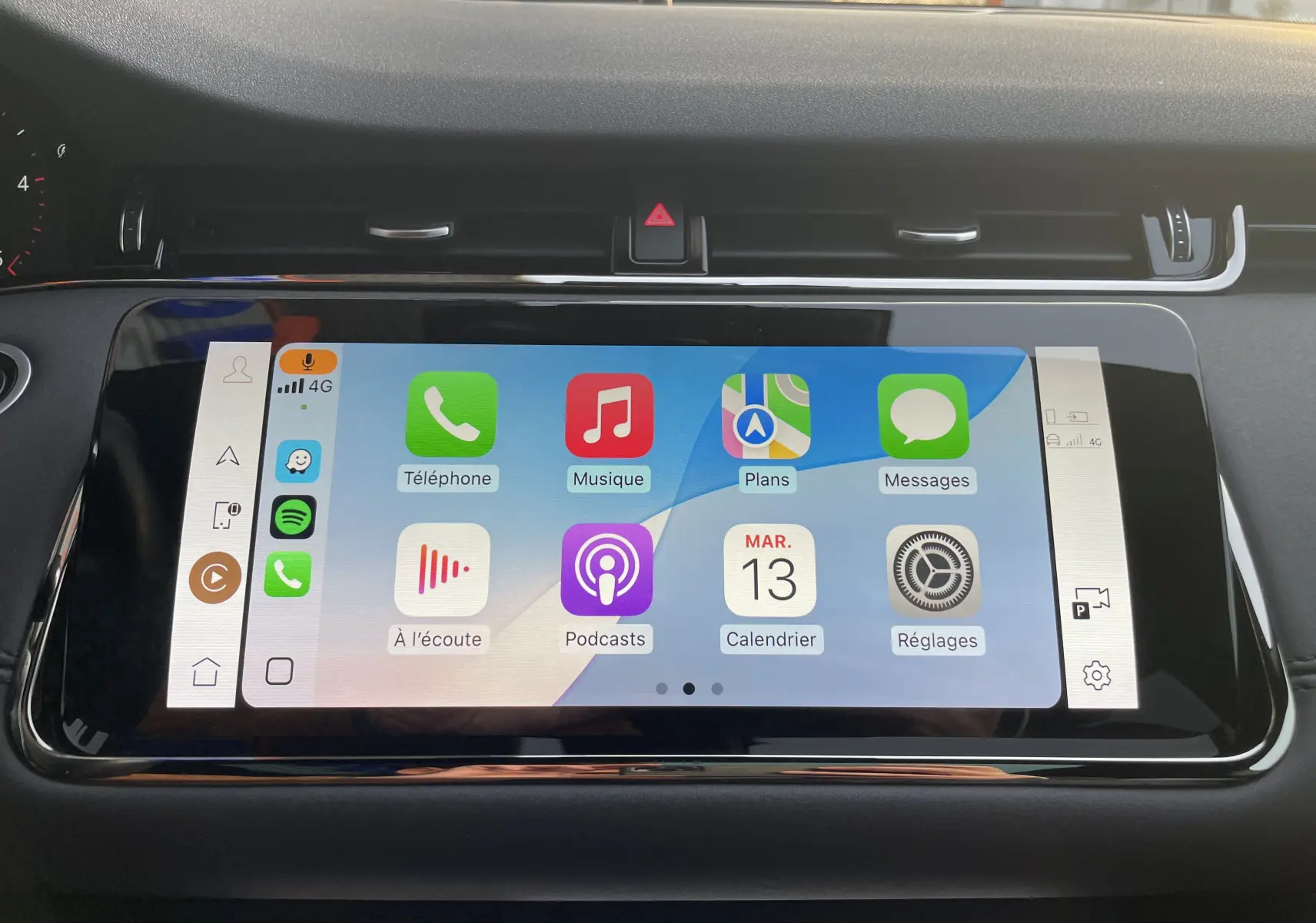 Écran tactile central affichant les options multimédia et connectivité du Range Rover Evoque 200D SE R-Dynamic gris Eiger.