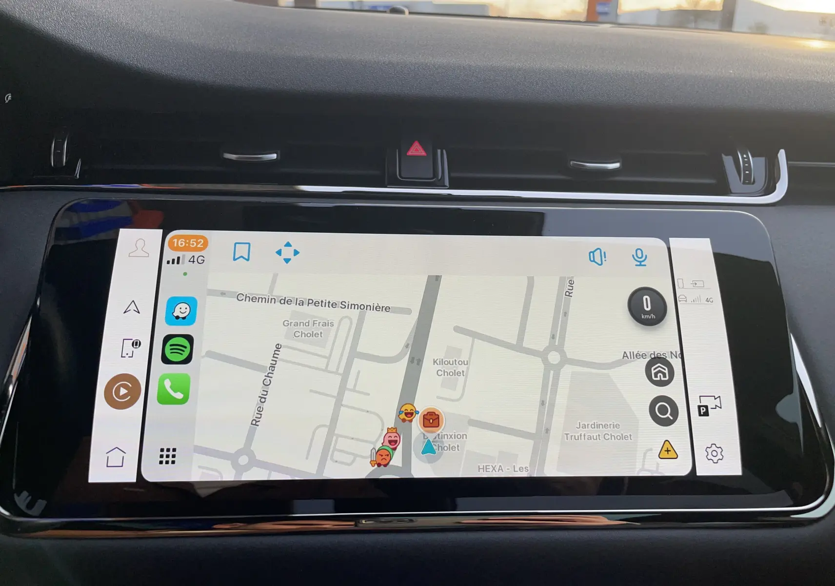 Écran tactile intérieur du Range Rover Evoque 200D SE R-Dynamic affichant l'info roue et aide en pente.