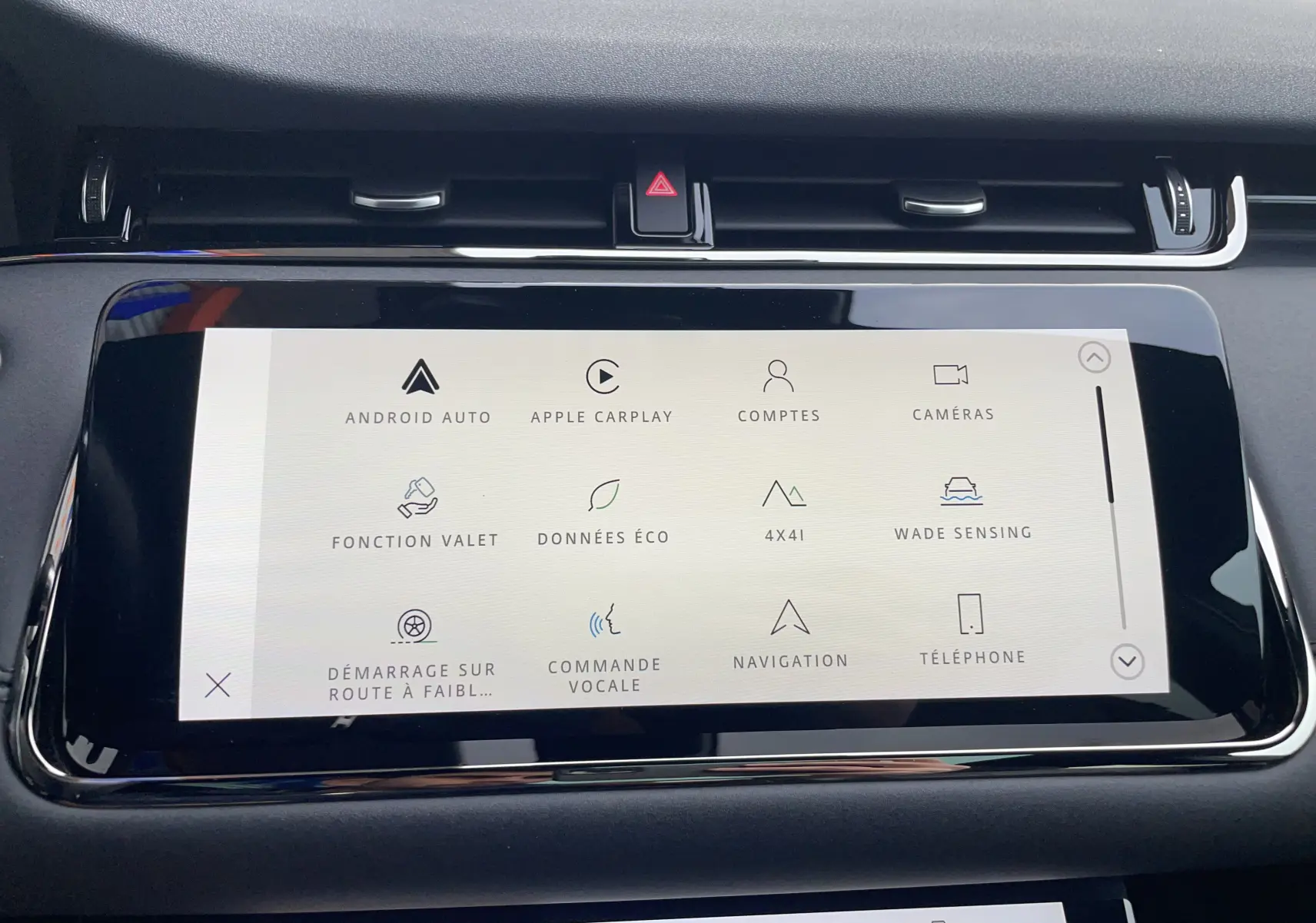 Gros plan sur les commandes noires du volant du Range Rover Evoque 200D SE R-Dynamic en Eiger Grey, finition intérieure cuir noir.