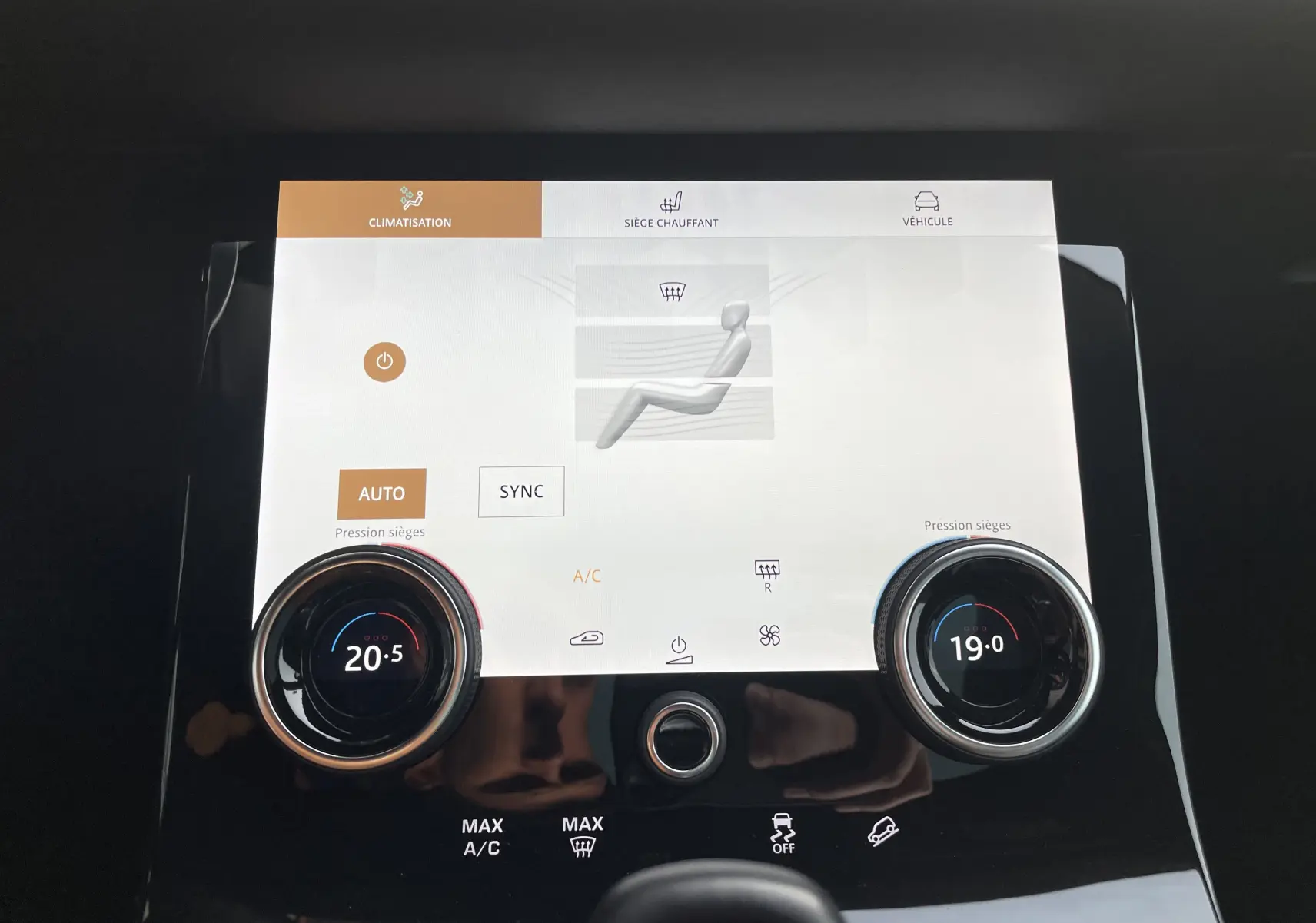 Gros plan sur la commande d’essuie-glace et la palette de changement de vitesse dans l’habitacle gris noir du Range Rover Evoque 2021.