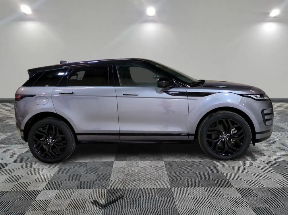 Vue latérale droite d'un Range Rover Evoque 200D SE R-Dynamic gris Eiger avec jantes noires et vitres teintées.
