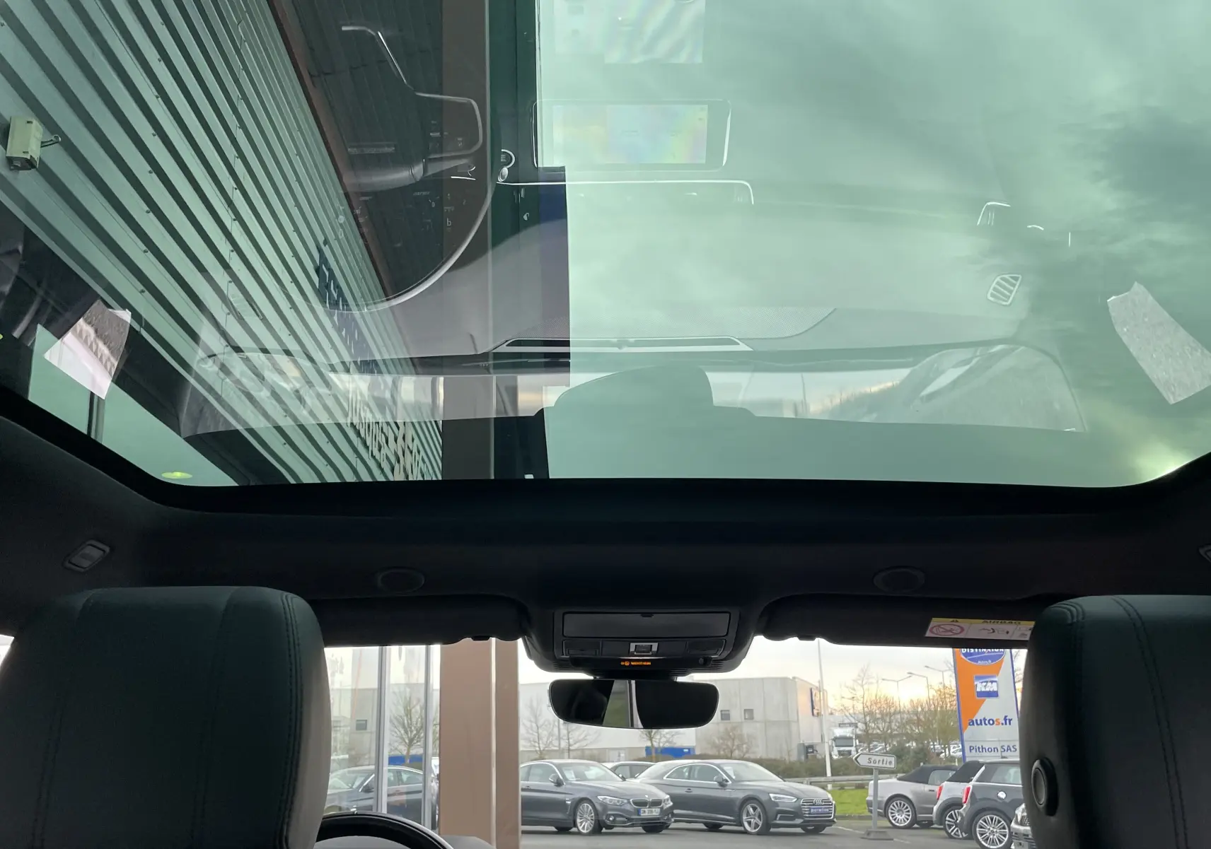 Écran tactile intérieur du Range Rover Evoque 200D SE R-Dynamic en Eiger Grey, affichant le programme confort et réglages climatisation.