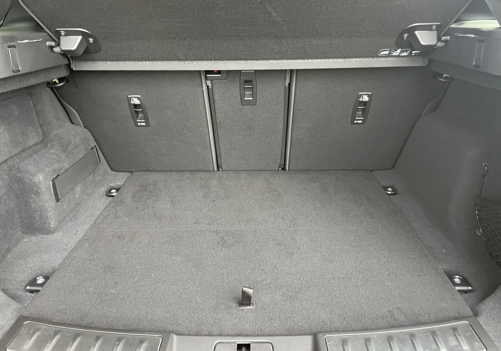 Vue rapprochée de l'écran tactile central du Range Rover Evoque 200D SE R-Dynamic 2021, affichant navigation et musique.