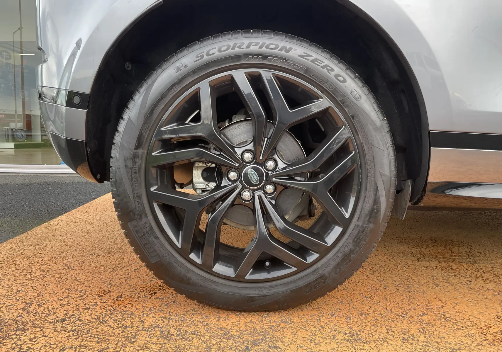 Vue rapprochée de l'écran tactile central du Range Rover Evoque 200D SE R-Dynamic avec navigation affichée.