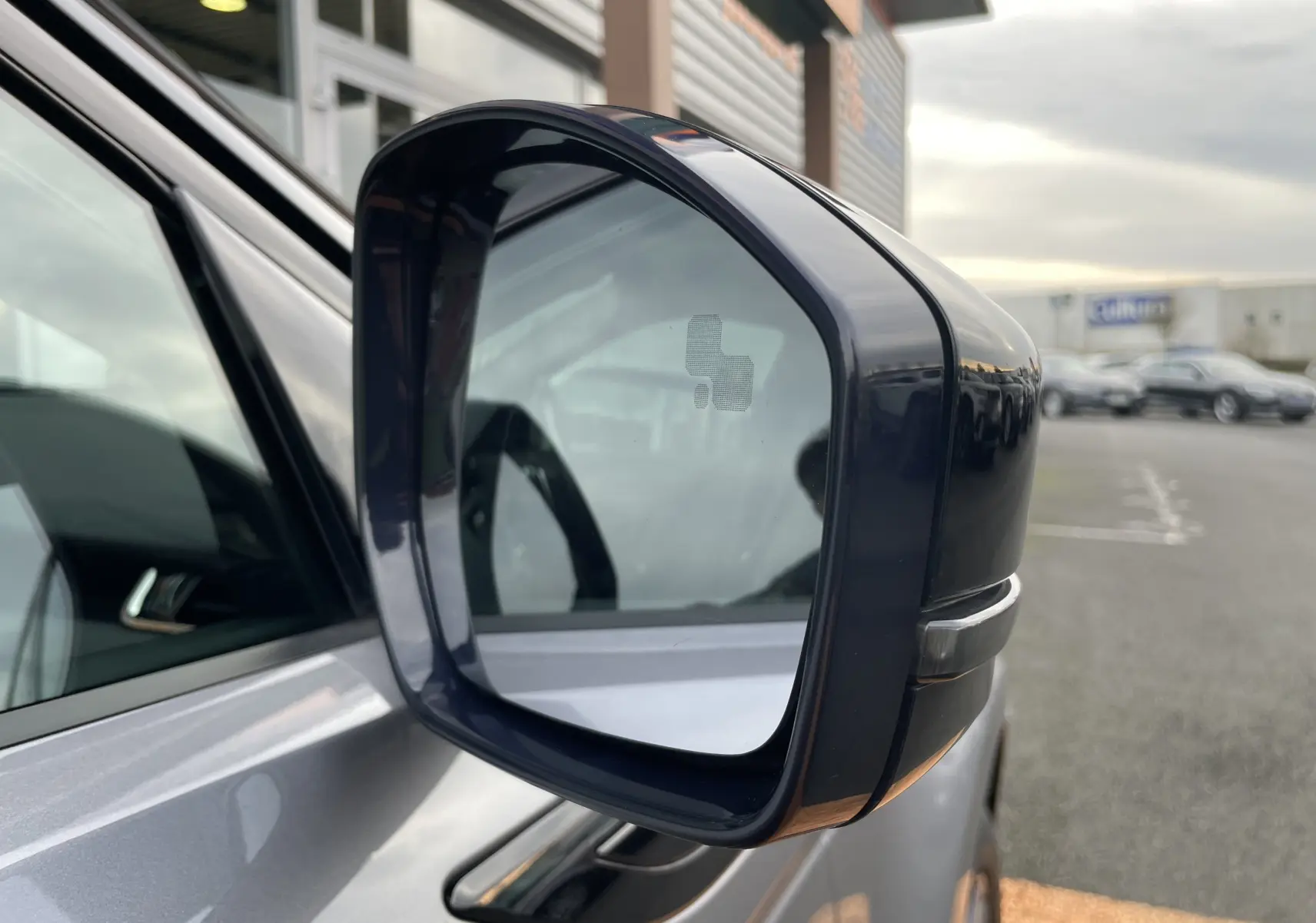 Écran tactile central du Range Rover Evoque 2021 en Eiger Grey, affichant l'interface Apple CarPlay colorée.