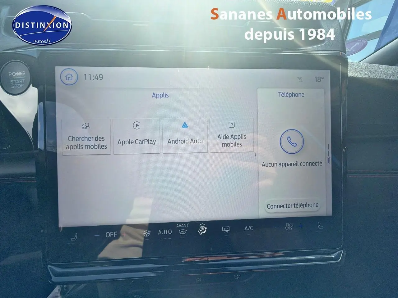 Écran tactile central du tableau de bord du Ford Puma 2025, affichant les options Apple CarPlay et Android Auto.
