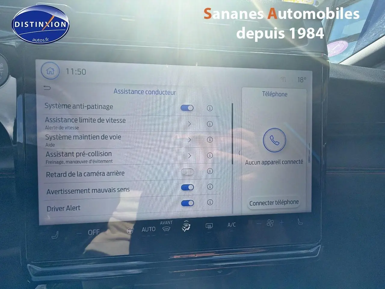 Vue intérieure sur l'écran tactile central du Ford Puma 2025 bleu, affichant les aides à la conduite et connectivité téléphone.