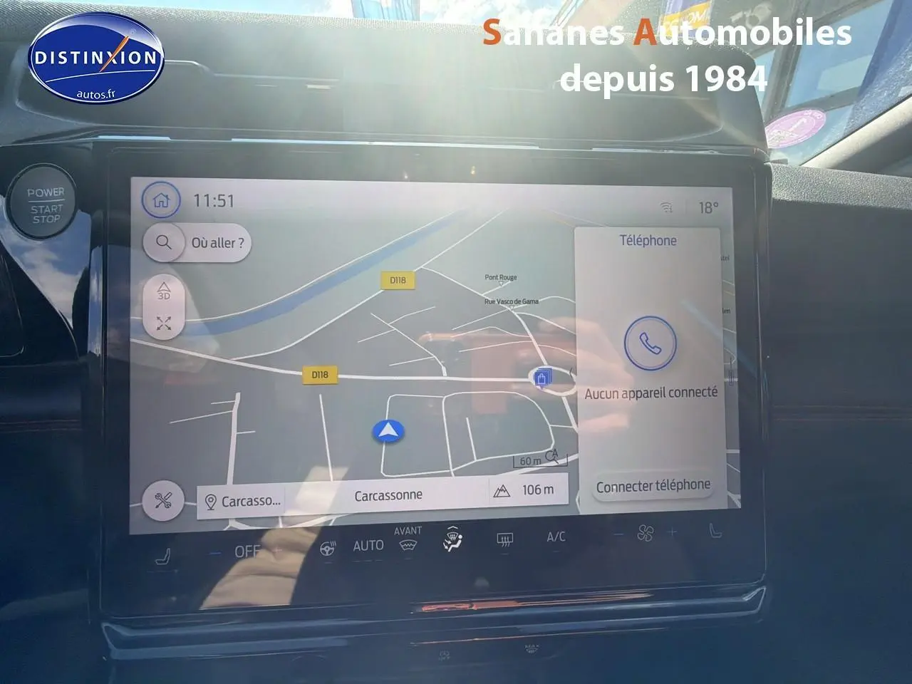 Écran tactile central du Ford Puma 2025 bleu, affichant la navigation avec interface moderne et commandes climatisation intégrées.