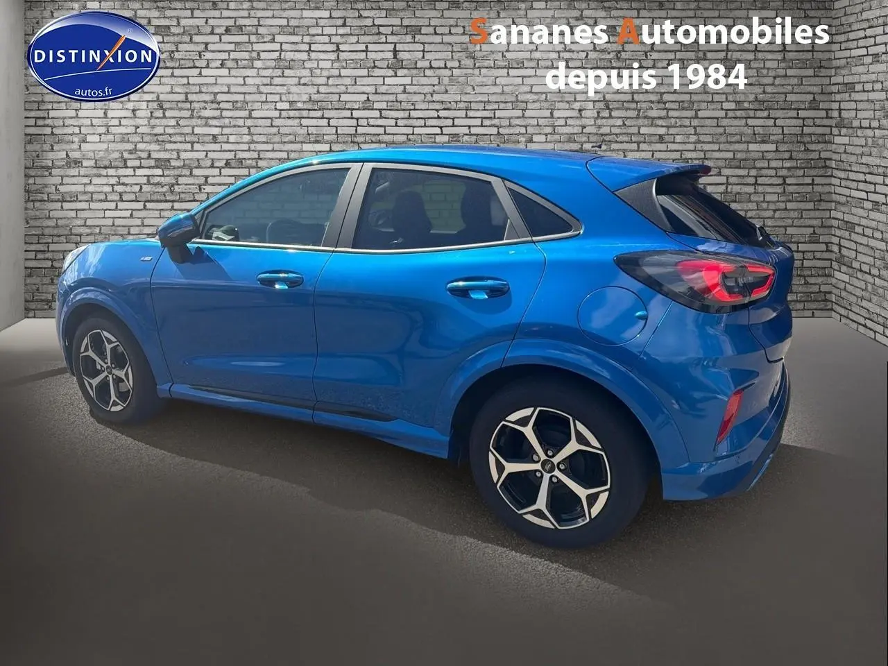 Ford Puma bleu vue de profil côté gauche, jantes alliage 17 pouces et vitres arrière surteintées.