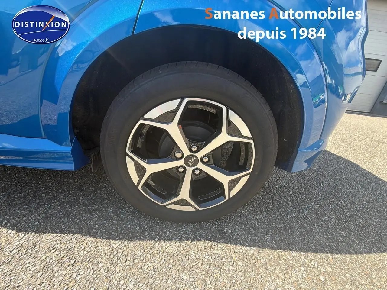 Gros plan sur la roue avant gauche du Ford Puma bleu avec jante alliage 17 pouces ST-Line au soleil.