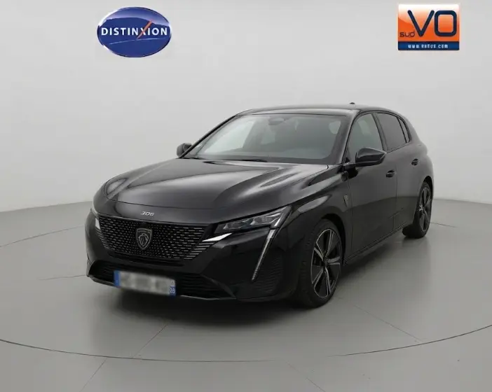 Peugeot 308 Hybrid 145 e-DCS6 GT noire vue en 3/4 avant droit, avec jantes alliage 18 pouces et calandre distinctive.