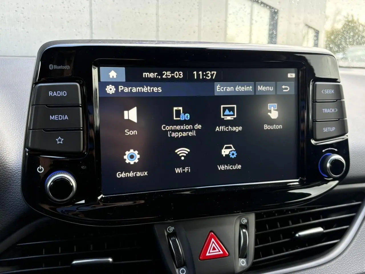 Vue rapprochée de l’écran tactile central du tableau de bord de la Hyundai i30 SW T-GDI 120 Modern 2025.
