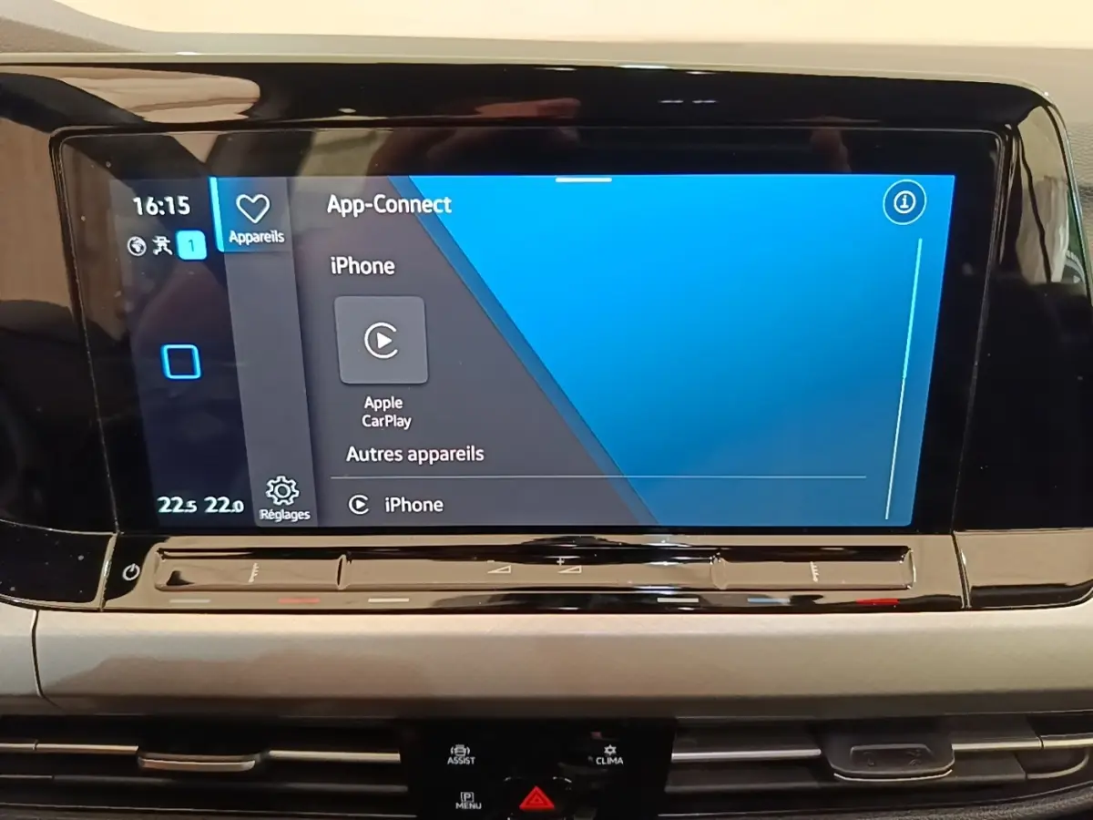 Écran tactile central de la Volkswagen Golf 2.0 TDI noire, affichant la connexion Apple CarPlay.