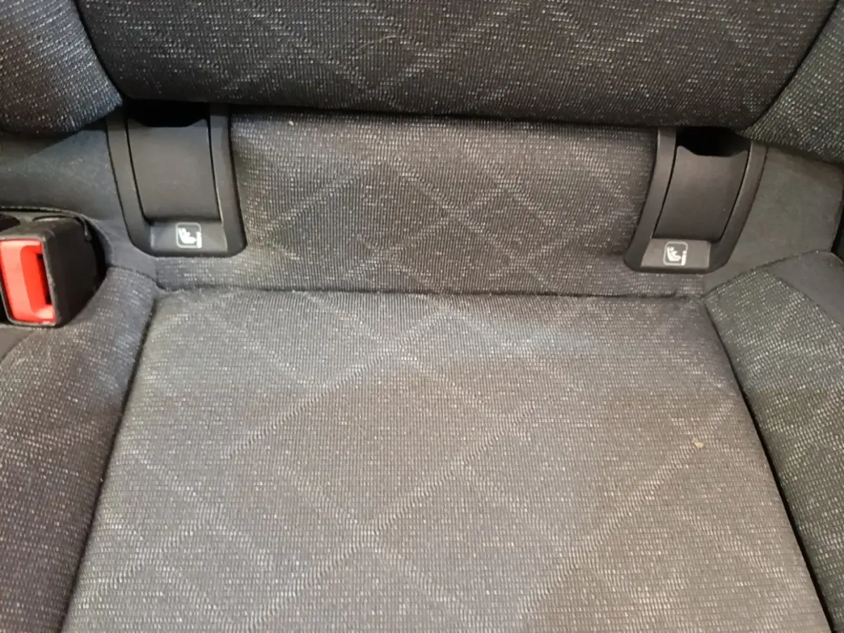 Détail de la banquette arrière noire de la Volkswagen Golf 2023 avec fixation Isofix visible.