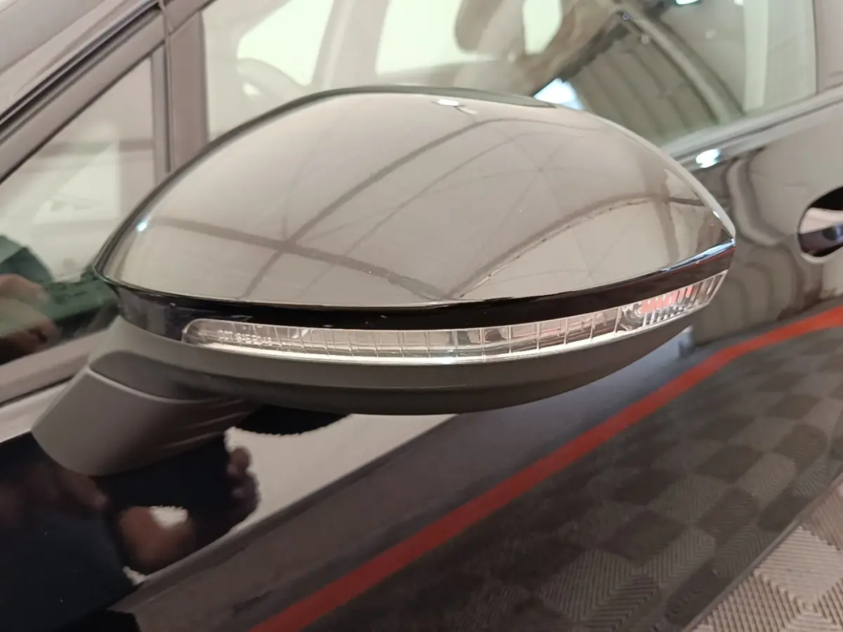 Rétroviseur côté conducteur noir brillant de la Volkswagen Golf 2.0 TDI SCR 116 DSG Life Plus 2023.