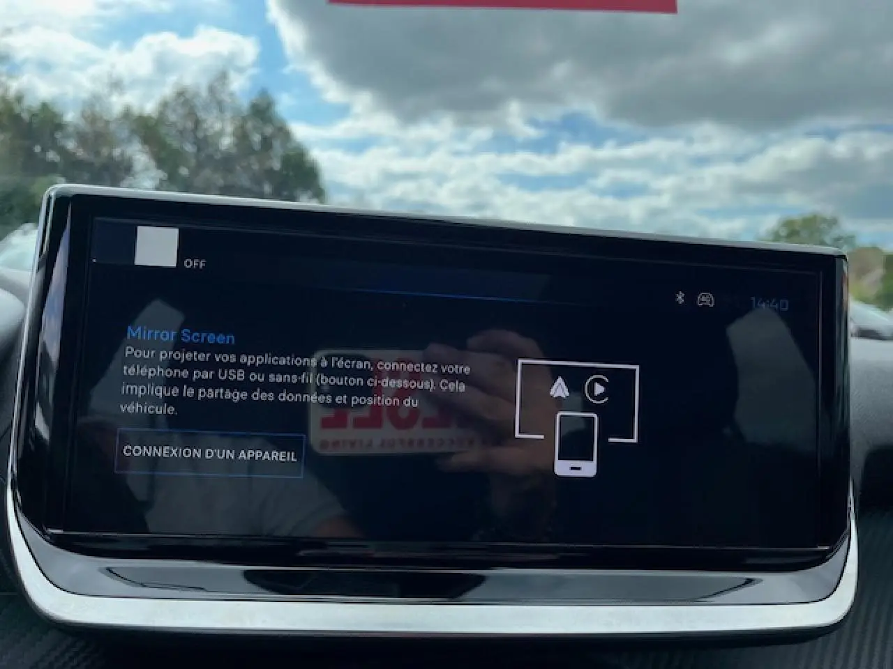 Écran tactile 10 pouces du système multimédia Peugeot 2008 2026 affichant l'interface Mirror Screen.