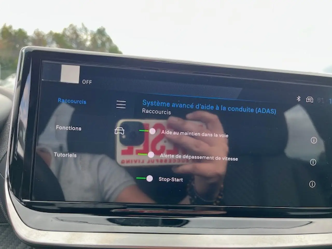 Écran tactile 10 pouces du système d'aide à la conduite Peugeot 2008 affichant les réglages ADAS.