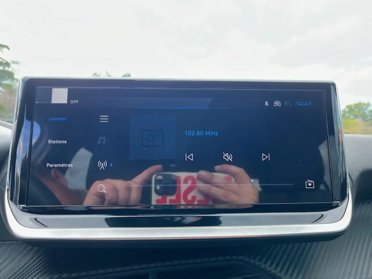 Écran tactile 10 pouces HD du système multimédia du Peugeot 2008, affichant une radio FM à 102,80 MHz.