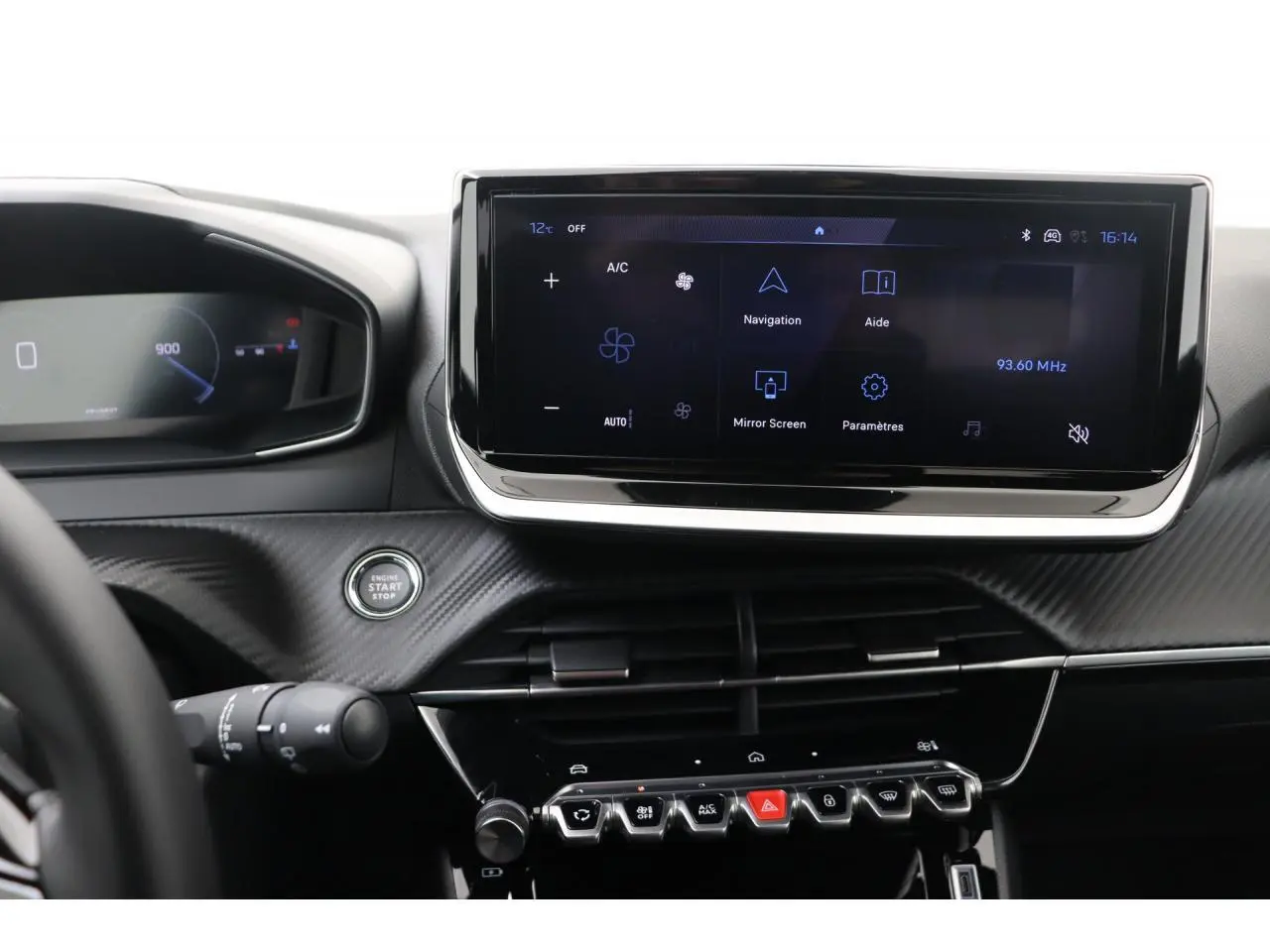Tableau de bord du Peugeot 2008 blanc Okenite 2026, vue centrée sur l'écran tactile 10 pouces et les commandes piano noires.