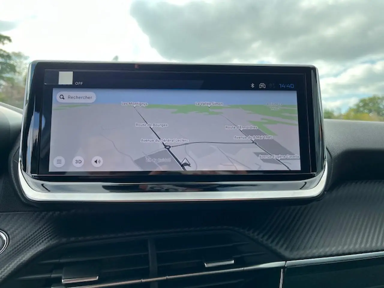 Écran tactile 10 pouces du système de navigation 3D de la Peugeot 2008 Allure, tableau de bord noir avec finition carbone.