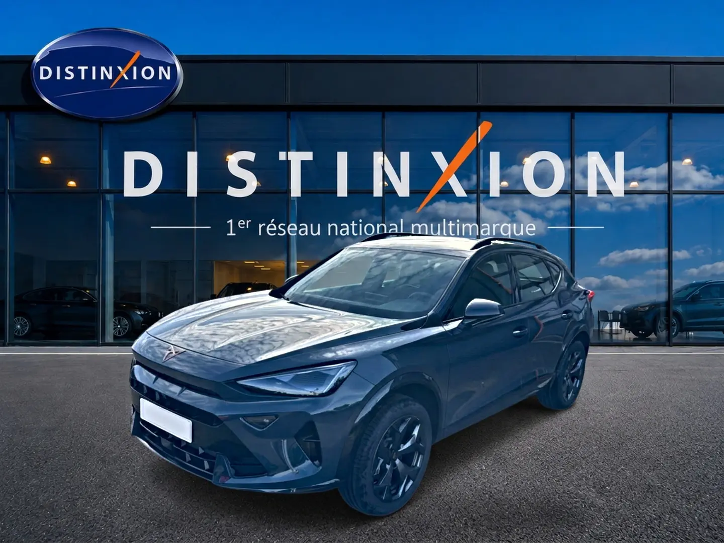 Vue 3/4 avant droite d'une CUPRA Formentor 1.5 etsi hybrid bleu fjord avec jantes noires devant un showroom Distinxion.