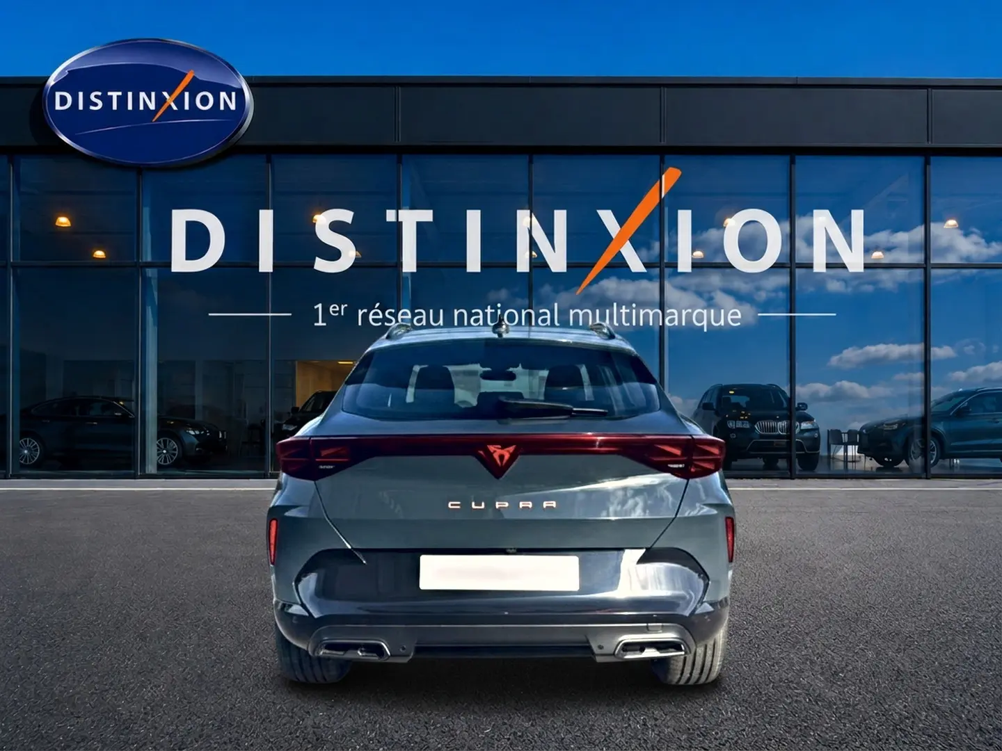 Vue arrière d'un CUPRA Formentor bleu fjord 2026 avec feux arrière LED et double sortie d'échappement.
