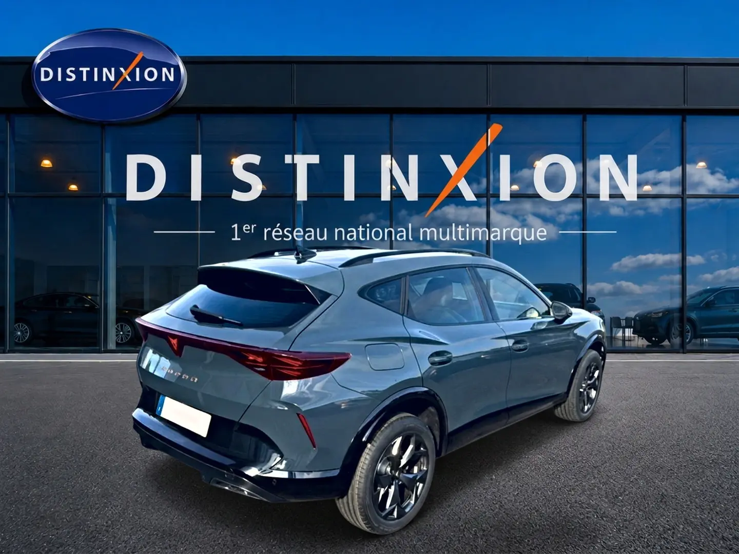 Vue 3/4 arrière droite d'un CUPRA Formentor bleu fjord avec jantes noires et feux arrière LED distinctifs.