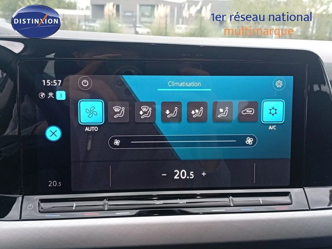 Écran tactile central de la Volkswagen Golf VIII bleu Atlantique, affichant la climatisation réglée à 20,5°C en mode automatique.