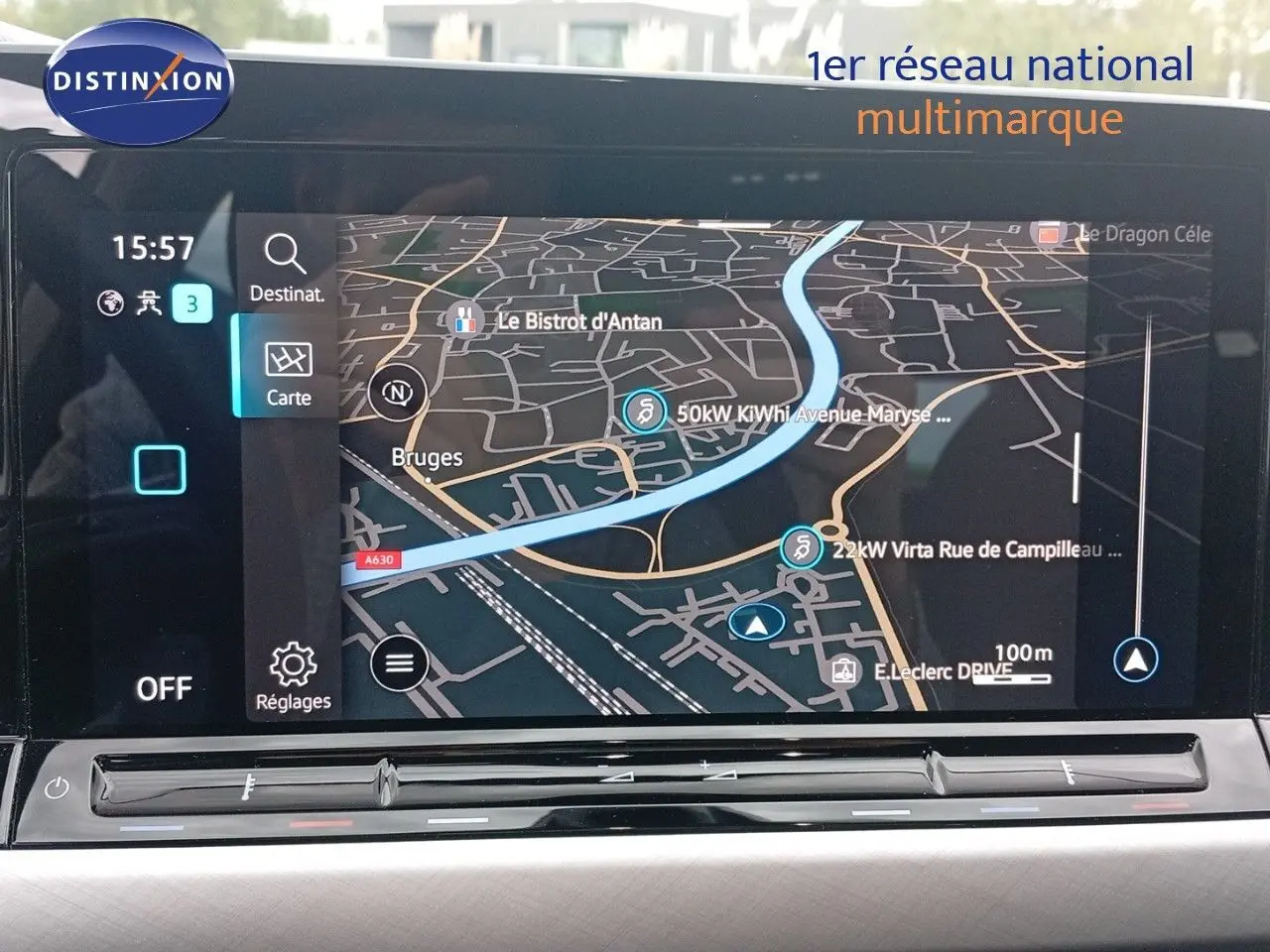 Écran tactile du système de navigation de la Volkswagen Golf VIII bleu Atlantique, affichant une carte détaillée.