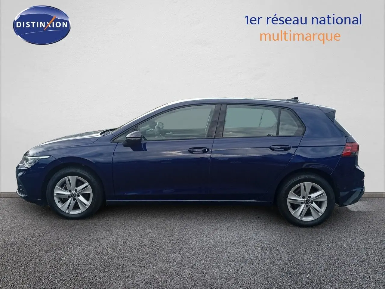 Profil côté gauche d'une Volkswagen Golf VIII bleu Atlantique métal, cinq portes, jantes alliage 16 pouces, 2023.