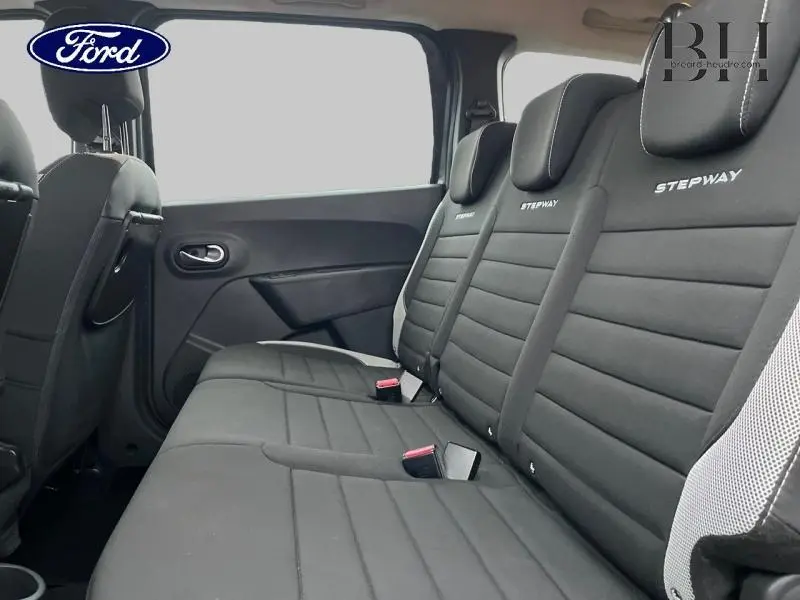 Vue latérale intérieure montrant la banquette arrière noire Stepway du Dacia Lodgy gris Comète 7 places.