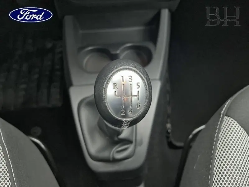 Gros plan sur le levier de vitesses manuel noir du Dacia Lodgy gris Comète, entouré des sièges avant et console centrale.