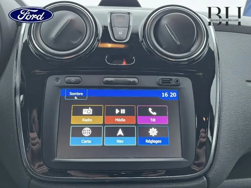 Écran tactile central avec commandes multimédia et aérateurs ronds noirs sur tableau de bord d'une Dacia Lodgy gris Comète.
