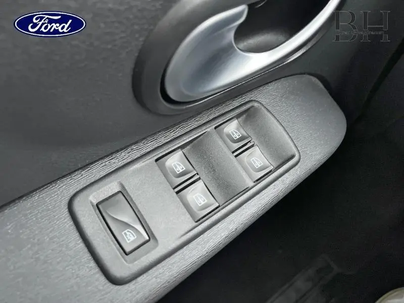 Gros plan sur les commandes des vitres électriques côté conducteur du Dacia Lodgy gris Comète, intérieur noir.