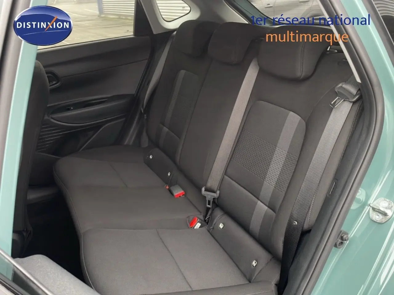 Vue intérieure côté droit montrant les sièges arrière en tissu noir d'une Hyundai i20 2025 vert mangrove métallisé.