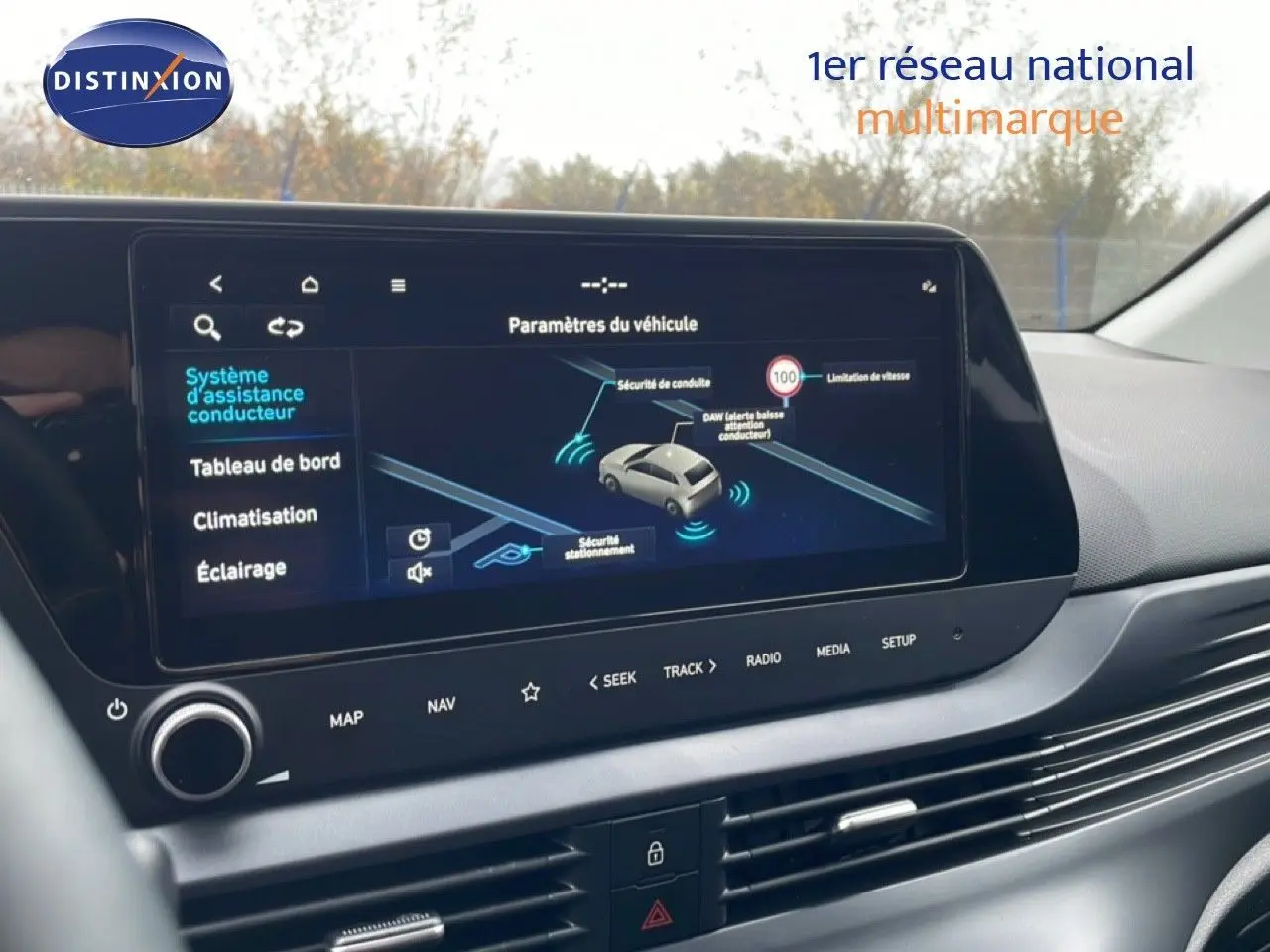 Écran tactile du tableau de bord de la Hyundai i20 2025 affichant les paramètres d'assistance à la conduite.