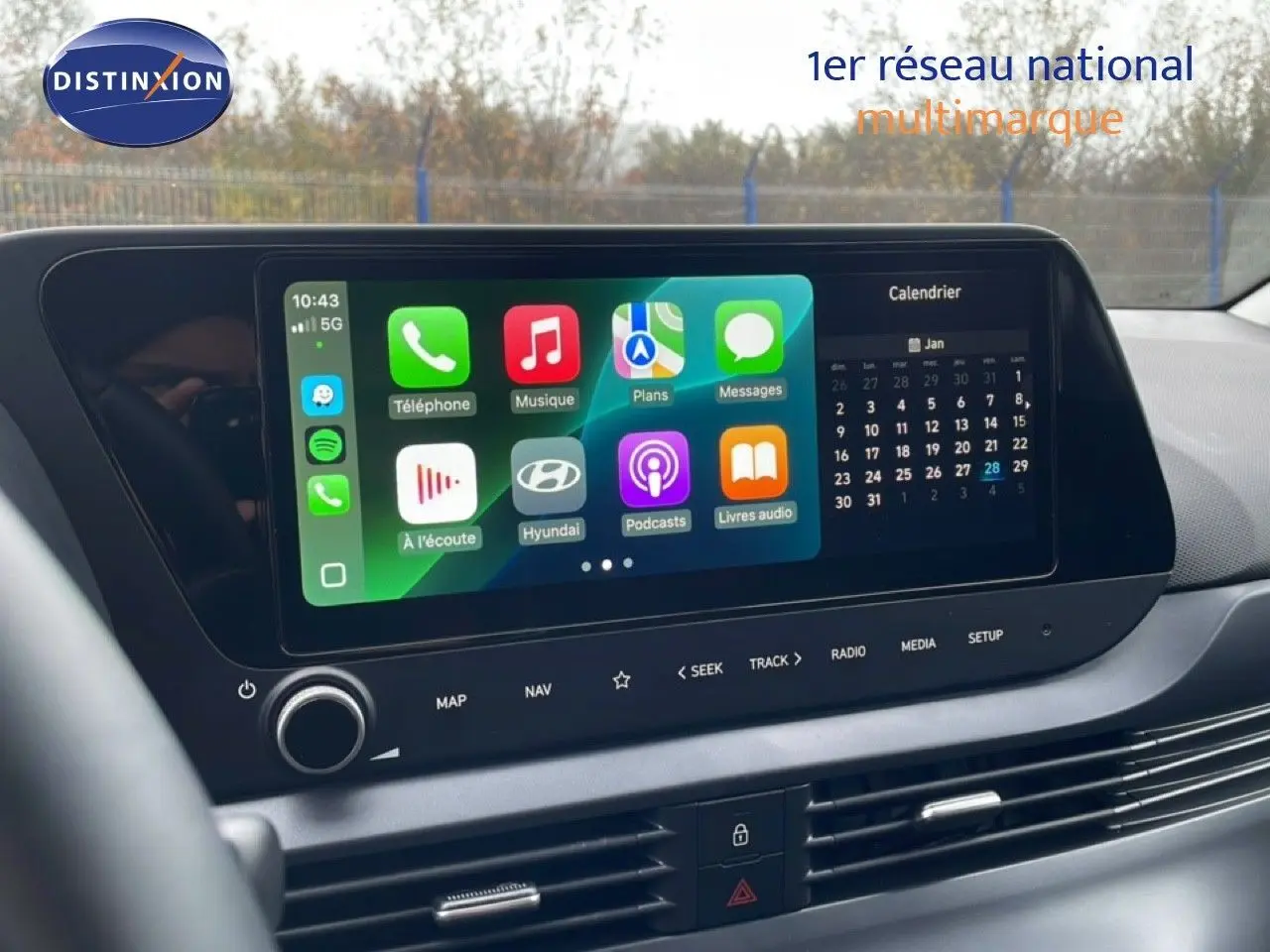 Écran tactile central affichant des applications connectées dans l'habitacle d'une Hyundai i20 2025.