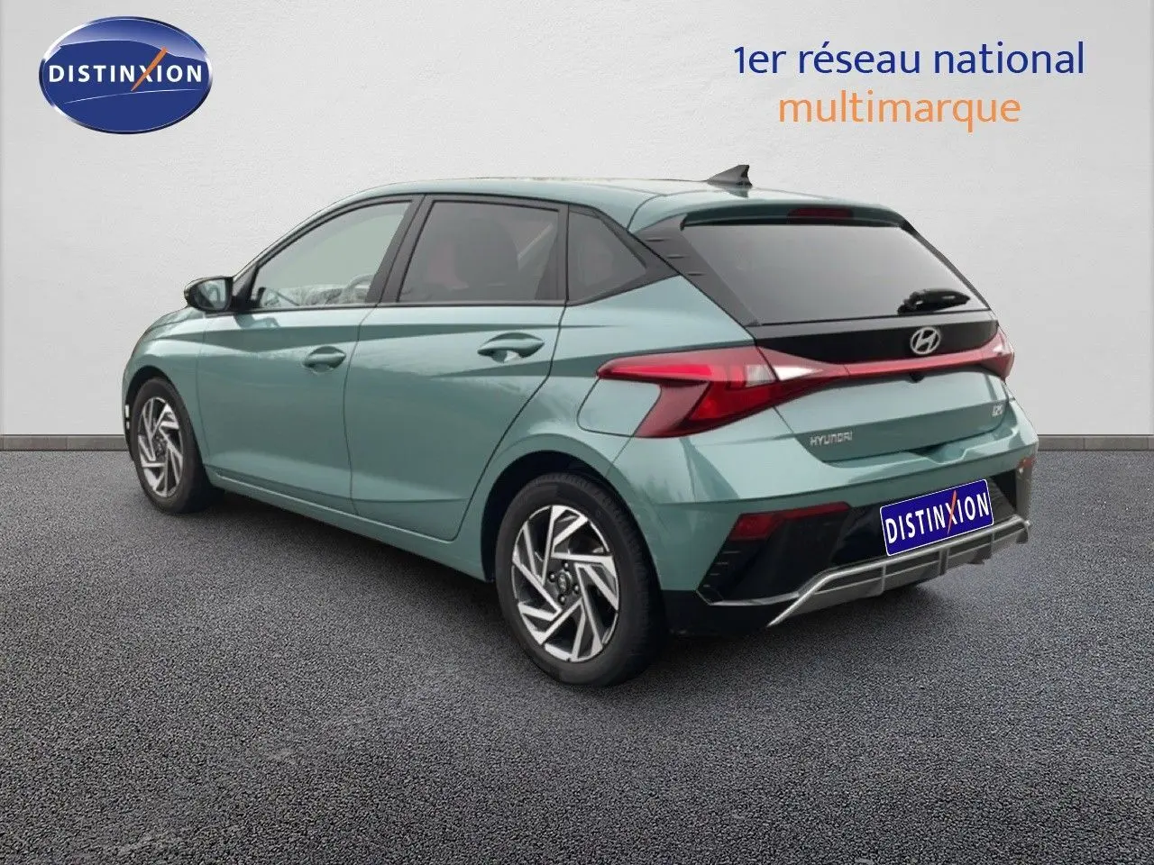 Hyundai i20 2025 vert mangrove métal vue 3/4 arrière droit avec feux arrière LED et jantes alliage.