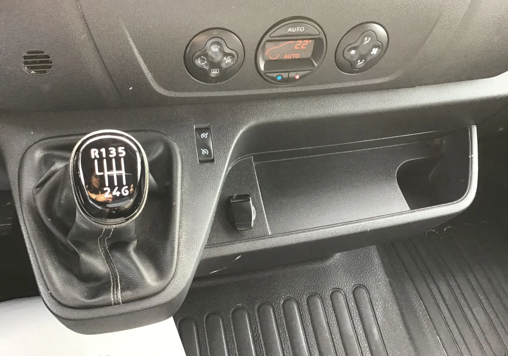 Gros plan intérieur sur le levier de vitesses manuel et la console centrale noire du Renault Master Châssis Cabine blanc de 2020.