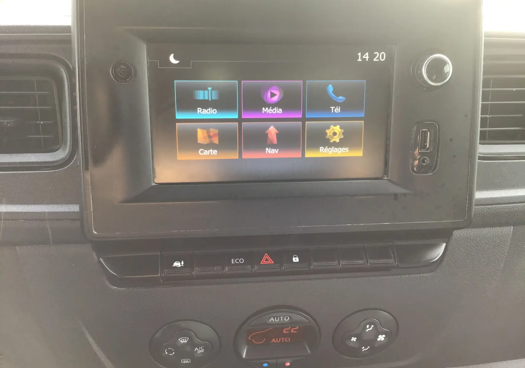 Vue rapprochée de l’écran tactile central du Renault Master blanc, affichant les options radio, média, téléphone, carte, navigation et réglages.