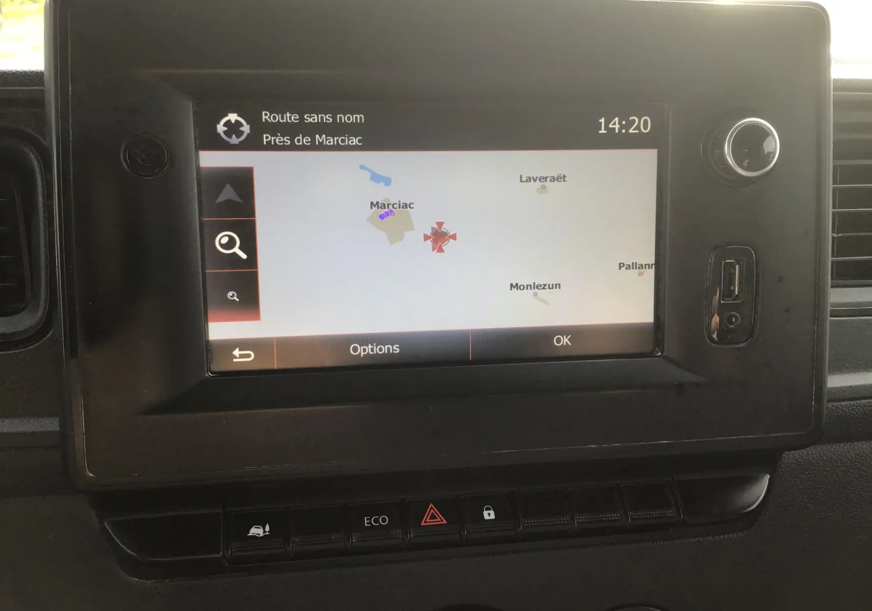 Écran GPS intégré montrant une carte près de Marciac dans l’habitacle d’un Renault Master blanc.