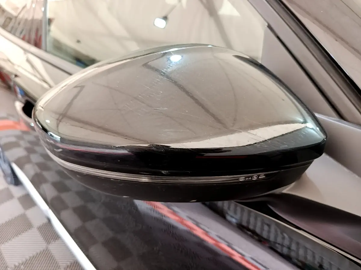 Rétroviseur droit noir brillant de Peugeot 2008 2021 avec clignotant intégré, vue rapprochée côté extérieur.