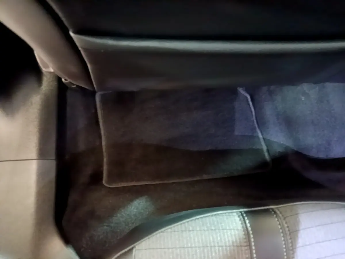 Vue rapprochée du sol noir et tapis de la banquette arrière côté droit du Peugeot 2008 noir 2021.
