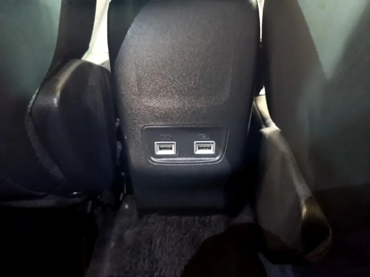 Prise double USB arrière noire entre les sièges du Peugeot 2008 BlueHDi 130 de 2021.