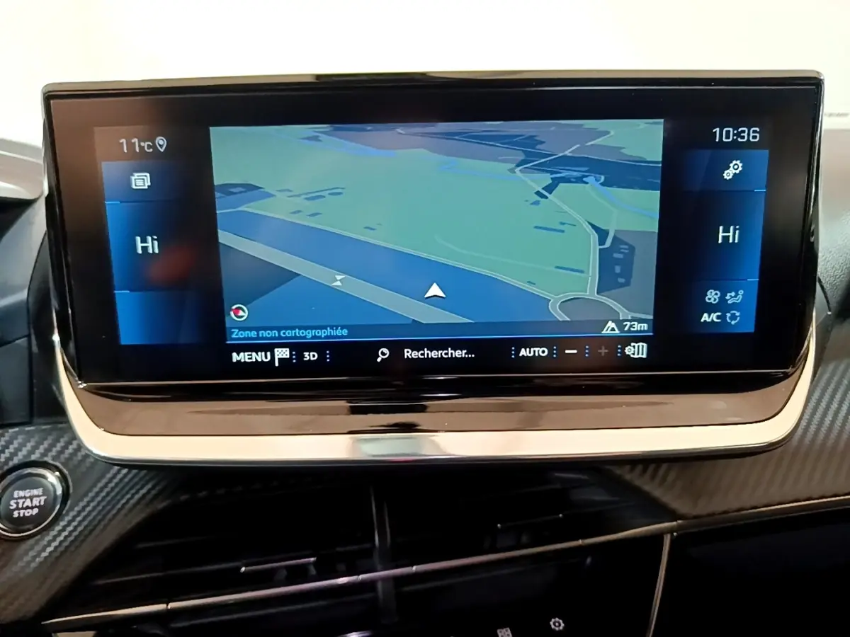 Écran tactile central du tableau de bord du Peugeot 2008 noir, affichant la navigation GPS en mode carte.