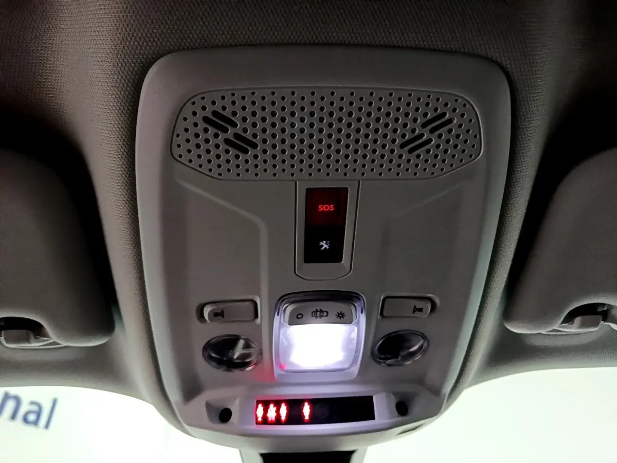 Vue intérieure du plafonnier avant avec bouton SOS et éclairage LED du Peugeot 2008 noir, version 2021.
