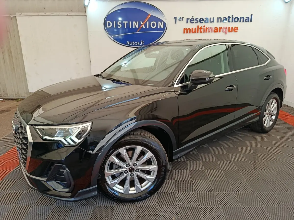 Audi Q3 Sportback noir vue 3/4 avant droit, mettant en valeur ses jantes alliage et calandre distinctive.