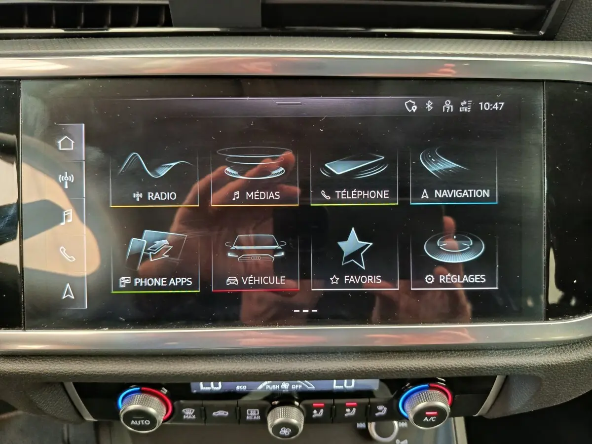 Écran tactile central de l’Audi Q3 Sportback 35 TDI 2023 affichant les options multimédias et navigation.