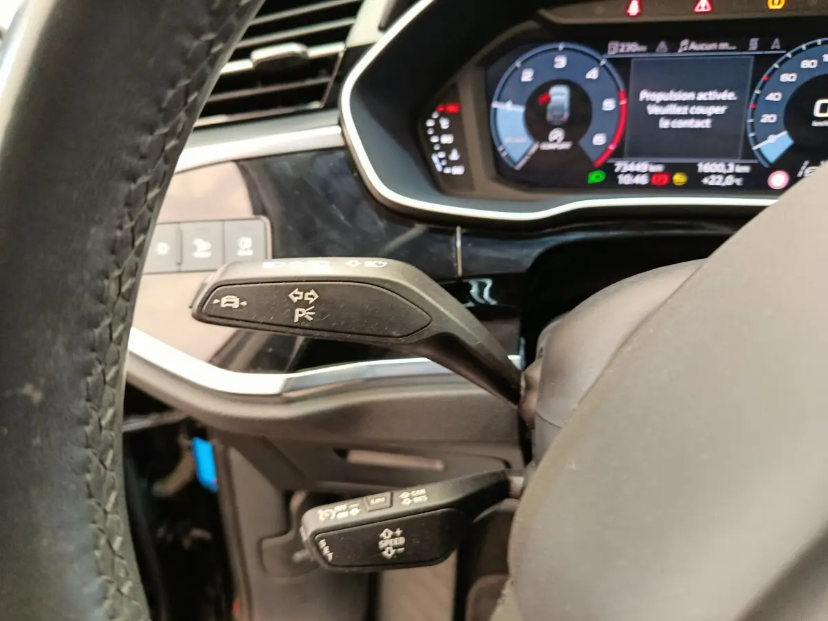Gros plan sur le volant cuir et les commandes au volant de l’Audi Q3 Sportback 35 TDI 150 Business Line 2023.