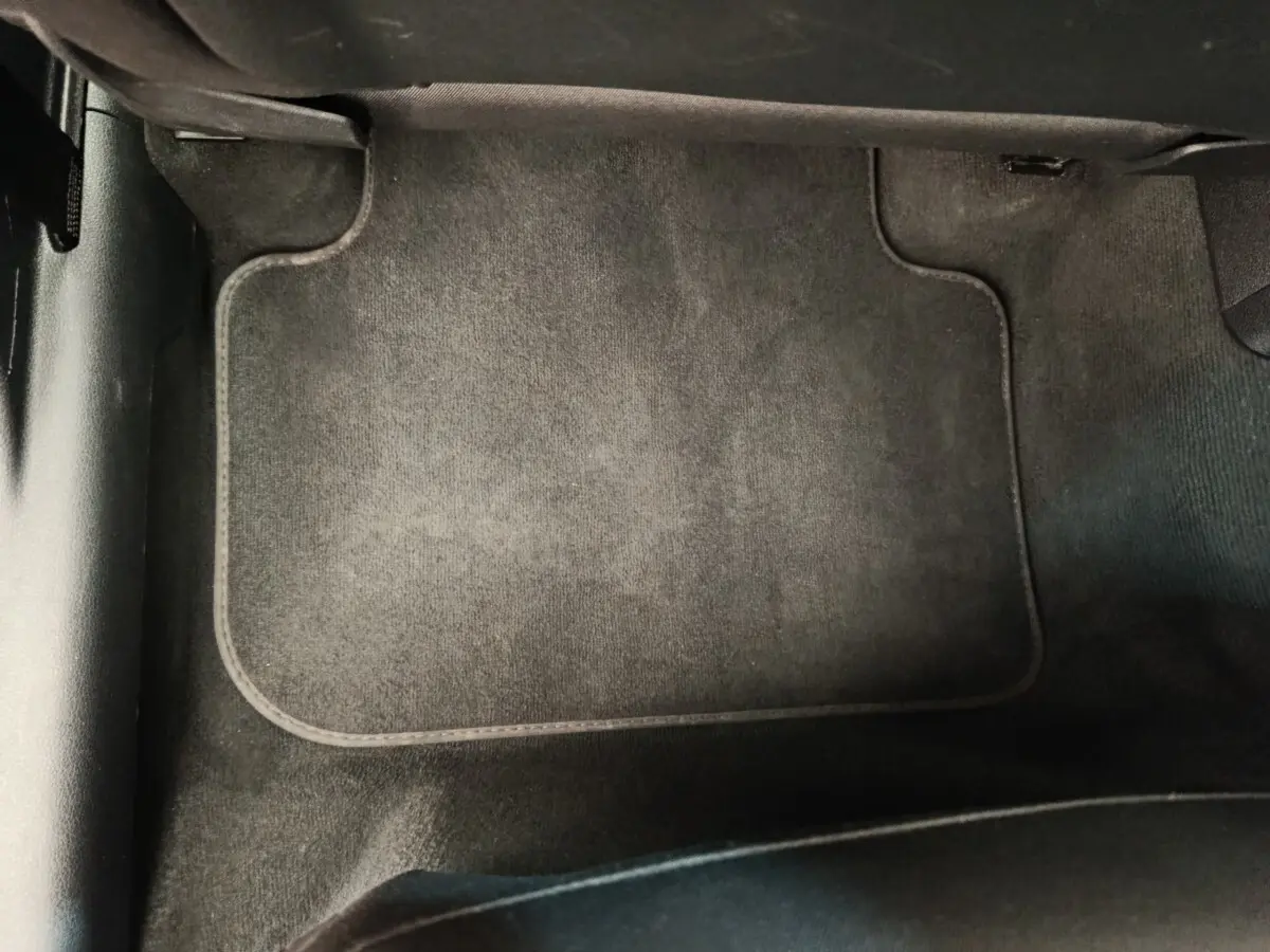 Tapis de sol noir côté passager arrière de l’Audi Q3 Sportback 35 TDI 150 Business Line 2023.
